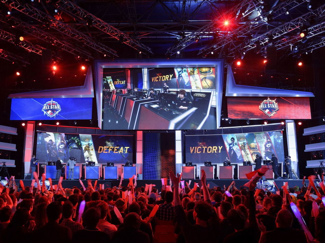 胡拉让我笑！ Oh My God 状态低迷，Xiaohu Victor不断送出免费通行证，但这并没有阻止 Weibo Gaming 获得比赛点