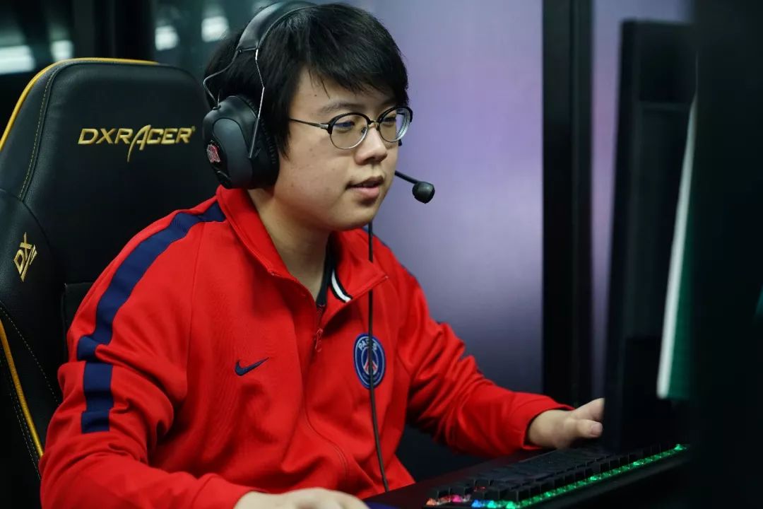 Royal Never Give Up 官方推特：我们离破产还远着呢。拿个假奖杯总比一无所有好吧？